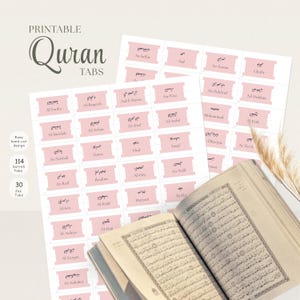Puede incluir: Pestañas imprimibles del Corán en rosa con escritura árabe, junto a un Corán abierto. Las pestañas están diseñadas para un corte manual fácil e incluyen 114 pestañas Surrah y 30 pestañas Juz. La palabra "Quran" está escrita en una fuente decorativa.