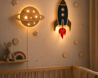 Lámpara de pared de madera con forma de cohete y planeta | Decoración infantil | Luz LED cálida | Astronauta y constelación de galaxias