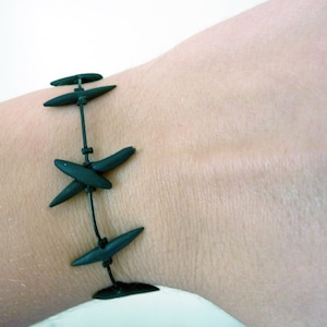 Zombiestygnsarmband - Halloweensmycken av Weirdly Cute bild 1