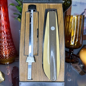 Vintage Retro Farmhouse Cottage Groovy Yellow Hamilton Beach Corded Kitchen Electric Carving Knife/Slicer - Wall Hanger, Working Condition