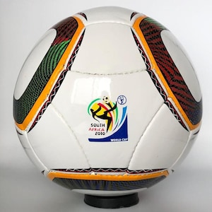 2006のワールドカップ・イタリアチームにサインされたサッカーボール マラドーナ「神の手」W杯ボール 約3億円で落札