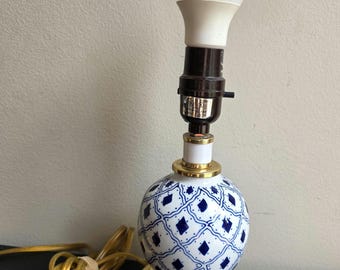 Vintage Petite Chinoiserie Blue & White Fishnet Porcelain Accent Lamp, Brass Base, Small Bookshelf Lamp, Herend Style