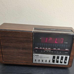 Vintage 1980s Cosmo AM/FM Digital Clock Radio - Woodgrain Casing - part/repairs only