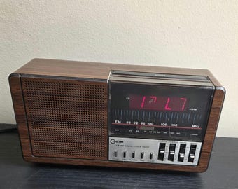 Vintage 1980s Cosmo AM/FM Digital Clock Radio - Woodgrain Casing - part/repairs only