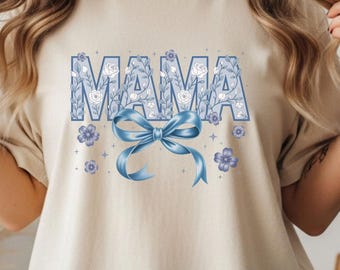 Koszulka Mama Floral Coquette, Koszulka Mama z niebieską kokardką, Koszulka Mama z kwiatowym wzorem, Prezent dla Mamy na Dzień Matki, Koszulka Cottagecore Mama