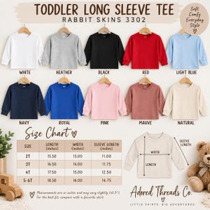 K&ouml;nnte beinhalten: Zehn lang&auml;rmelige Kleinkind-T-Shirts von Rabbit Skins 3302 in Wei&szlig;, Grau meliert, Schwarz, Rot, Hellblau, Marineblau, K&ouml;nigsblau, Rosa, Mauve und Natur. Enth&auml;lt eine Gr&ouml;&szlig;entabelle mit Ma&szlig;en in Zoll und eine Skizze eines T-Shirts.
