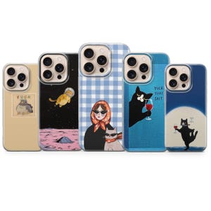 Puede incluir: Una colección de fundas para teléfonos con varios diseños. Una funda presenta un gato en el espacio, otra tiene un gato con una copa de vino y otra un gato con gafas de sol. Las fundas son de diferentes colores, incluyendo azul, amarillo y negro.