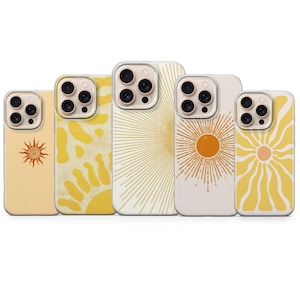 Op de afbeelding: Vijf telefoonhoesjes met gele en crèmekleurige ontwerpen. De hoesjes hebben zon- en bloempatronen. De hoesjes staan in een rij en tonen verschillende artistieke interpretaties van de zon, met verschillende tinten geel en crème.