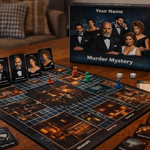 Puede incluir: Un juego de mesa de misterio de asesinato sobre una mesa de madera. El juego incluye un tablero, cartas de personajes, dados y fichas de jugador. La caja presenta un grupo de personas con ropa formal. Una vela encendida está cerca.