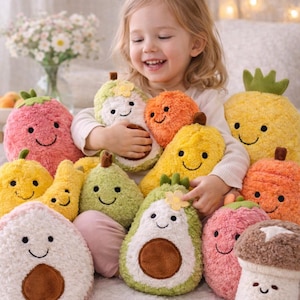 Jouets en peluche aux fruits souriants : décoration de chambre de poupées kawaii