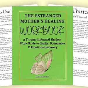 Puede incluir: Un cuaderno de trabajo titulado "The Estranged Mother's Healing Workbook" con una cubierta verde y borde dorado. La portada presenta el título, subtítulo y una ilustración de mariposa. Páginas adjuntas ofrecen orientación y ejercicios para la recuperación emocional.