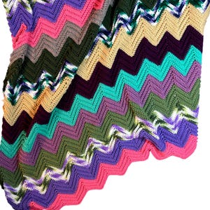 Manta afgana de ganchillo vintage de los años 70 con estampado de chevrón y zigzag multicolor, hecha a mano, estilo bohemio.