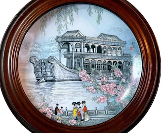Prato de colecionador vintage imperial de Jingdezhen em mármore representando um barco, 1988, emoldurado em estilo Chinoiserie.