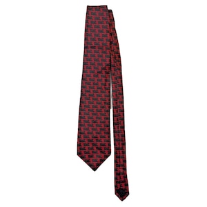 Könnte beinhalten: Eine rote Krawatte mit sich wiederholendem schwarzem Muster. Die Krawatte ist aus glattem Stoff gefertigt und eignet sich für formelle oder geschäftliche Anlässe. Es ist ein klassisches Accessoire.