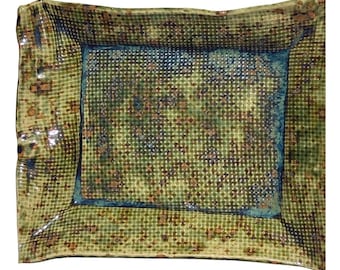 Bandeja cuadrada de cerámica texturizada con diseño moteado verde y azul, estilo vintage.