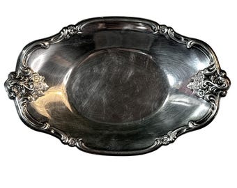Antyczna, srebrzona taca z połowy XX wieku, z kwiatowym ornamentem