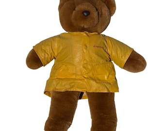 Orsetto di peluche vintage anni '70 da pompiere con casco e cappotto giallo, decorazione rustica per cabina.