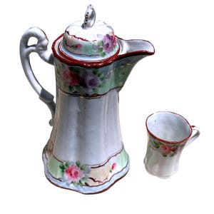 Cafetera de porcelana vintage pintada a mano con motivos florales dorados, fabricada en Japón.