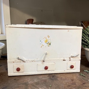 Armoires de cuisine vintage de style Hoosier, tiroirs tamis en métal émaillé, boutons en bakélite