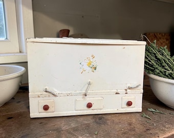 Zeldzame tafelblad Hoosier-kast met originele bloemzeven – geëmailleerd metaal, bakelieten knoppen, vintage keukenopslag