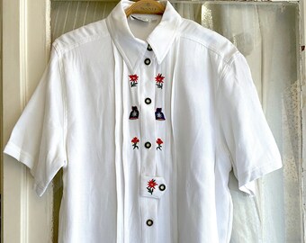 Embroidered folk shirt Trachten folk blouse / Large