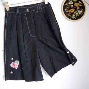 Hohe Taille SHORTS, Damen schwarze Sommerhose mit niedlichem rosa Herz Aufnäher