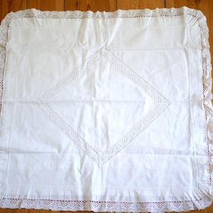 Paradekissenbezug, Antique White Cotton mit Stickerei und Häkelspitze