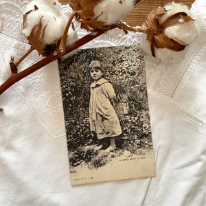 Fille française rêveuse, carte postale nostalgique antique