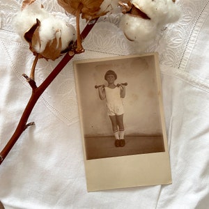 Adorabile cartolina nostalgica, bambina che solleva pesi, empowerment della ragazza