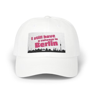 Berlin Skyline Dad Cap - I Still Have a Suitcase in Berlin, reishoed, cadeau voor reizigers, vintage pet, zomeraccessoire