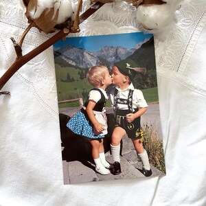 Vintage nostalgische Beierse ansichtkaart Traditionele kinderen in de Alpen