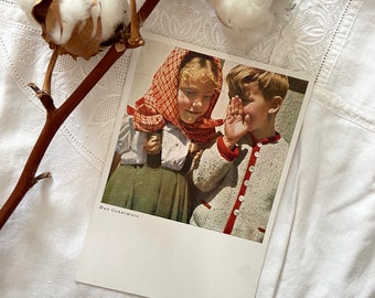 Carte postale allemande nostalgique des années 50, enfants folkloriques de Trachten racontant un secret
