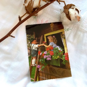 Nostalgische Vintage Postkarte Traditionelle Kinder in den Alpen
