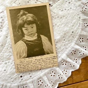 Carte postale ancienne nostalgique, France, Petite fille 1900