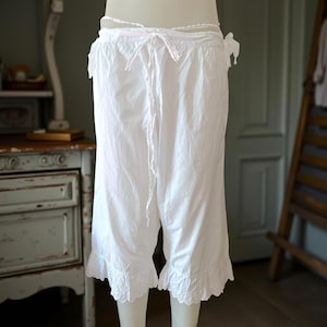Romantic White Ruffled Cotton Bloomers, Early 1900s Eyelet Lace Vintage Summer Lounge Shorts, Boho Beach Cover-Up M