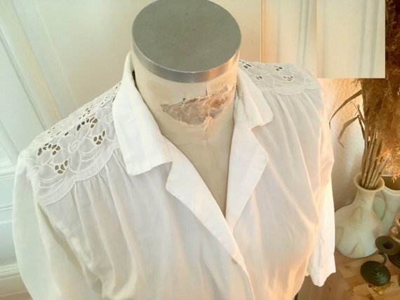 White cut out lace puff shoulder blouse / long bl… - image 4