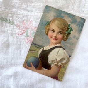 Antieke nostalgische ansichtkaart, prachtig kind - Rode stempel Boedapest