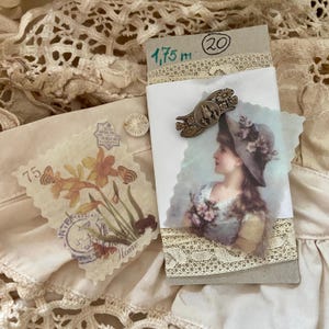 Set regalo nostalgico antico con adesivi con rifiniture in pizzo e bellissima spilla minuscola