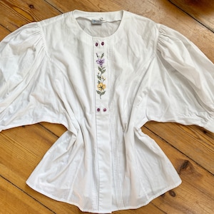 Vintage Embroidered folk shirt Trachten folk blouse / puff sleeve floral summer blouse