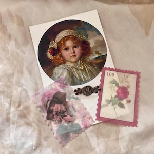 Antico set regalo nostalgico con adesivi da cartolina e bellissima piccola spilla a quattro foglie con trifoglio Maria e Bambino