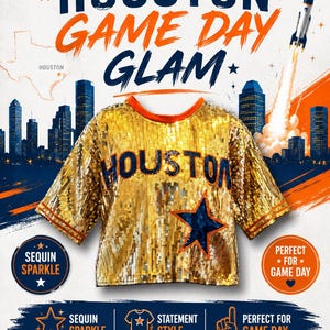Puede incluir: Una camiseta de manga corta con lentejuelas doradas que presenta la palabra HOUSTON en letras azul oscuro en el pecho y una gran estrella azul oscuro en el lado derecho. La prenda tiene un cuello naranja y ribetes naranjas en las mangas.
