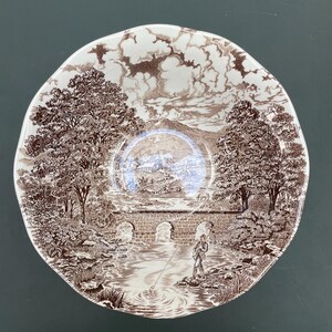 Schale aus Transferware mit Motiven der Crown Ducal Bridge, gewellter Rand, braun-weiße Steingutschale