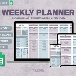 Puede incluir: Un planificador semanal digital que se muestra en una computadora portátil, una tableta y un teléfono inteligente. El planificador presenta un esquema de color púrpura claro y azul con secciones para tareas diarias y seguimiento semanal. El texto incluye "WEEKLY PLANNER" y "GOOGLE SHEETS".