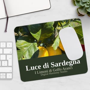 Può includere: Una tazza di ceramica bianca con manico nero e la scritta "But First, Coffee" in nero, con un carattere a mano. La tazza è su una superficie bianca.
