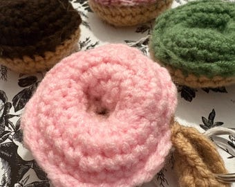 Mini portachiavi a forma di ciambella all'uncinetto - Fatto a mano con opzioni di granella personalizzate