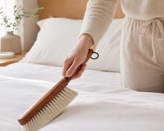 Spazzola morbida per letto con manico in legno – Setole naturali per la pulizia di lenzuola, divani e mobili.