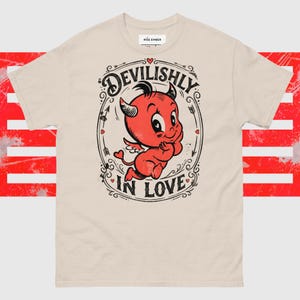 Diseño de camiseta retro vintage de Cupido Diablo, estética de San Valentín diabólicamente enamorado, adorable caricatura de un pequeño diablo, gráfico de amor vanguardista.