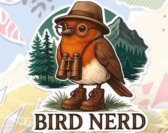 Puede incluir: Una pegatina con un petirrojo de dibujos animados con sombrero marrón, gafas y botas, con prismáticos. El texto "BIRD NERD" está debajo del pájaro, con un fondo de montaña y pinos.