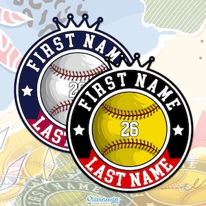Peut inclure: Deux autocollants circulaires sur le thème du sport. L'un est un design de baseball avec une balle blanche, des coutures rouges et le numéro 26. L'autre est un design de softball avec une balle jaune, des coutures rouges et le numéro 26. Les deux ont une couronne, les mots "FIRST NAME" et "LAST NAME".