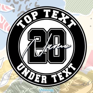 Peut inclure: Un écusson circulaire noir et blanc avec le texte "TOP TEXT" et "UNDER TEXT" en gras. Le chiffre "20" est centré, avec un "Name" en cursive superposé. Le patch a un logo d'autocollant et de patch en bas.